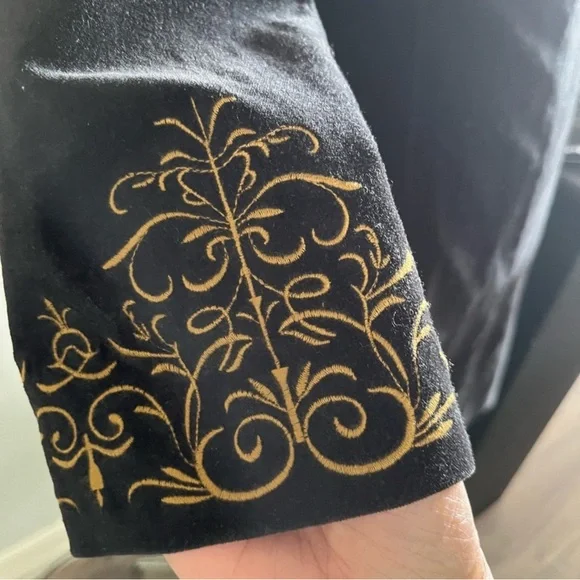 HP🌹🌹🌹🌹🌹Elegant Black Embroidered Coat - Picture 3 of 3
